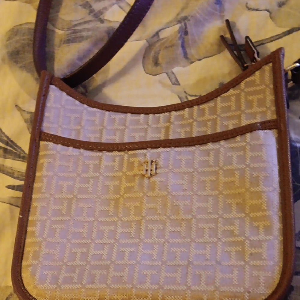Elegant Tan and Cream Shoulder Bag